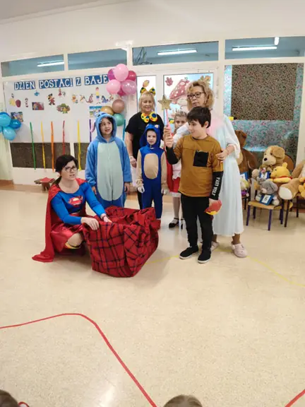 Chłopiec wyciągnął z tajemniczego pudełka magiczną różdżkę