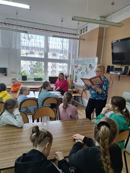 W czytelni p. bibliotekarka czyta legendy o Stargardzie.