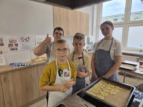 Uczniowie pieką ciasteczka
