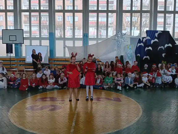 uczennice prowadzące przedstawienie świąteczne