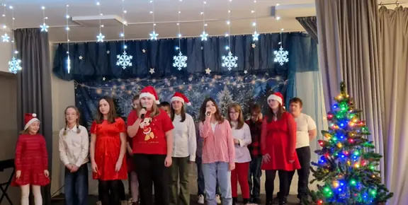 Występ klasy 2a ,, Pójdźmy wszyscy do stajenki' z użyciem bum bum rurek