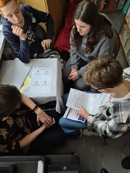 grupa-nr-2-z-kl--7c-wykonuje-zadanie-w-escape-roomie--jpg