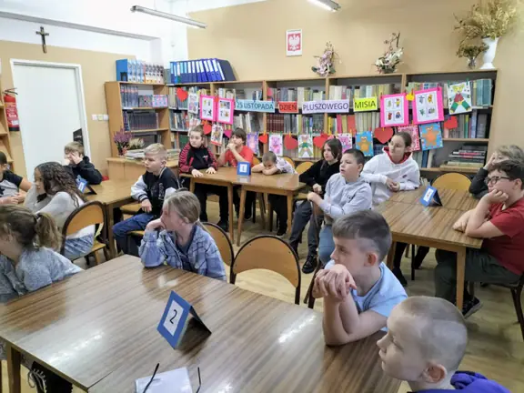 Uczniowie słuchają wyjaśnień pani bibliotekarki.