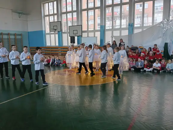 grupa uczniów wykonuje taniec anioła