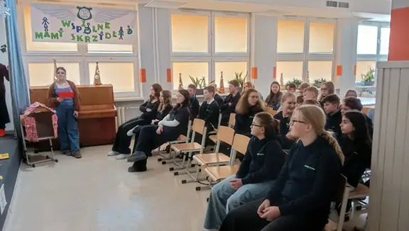 Grupa uczniów ze szkół z Polski i Niemiec ogląda przedstawienia