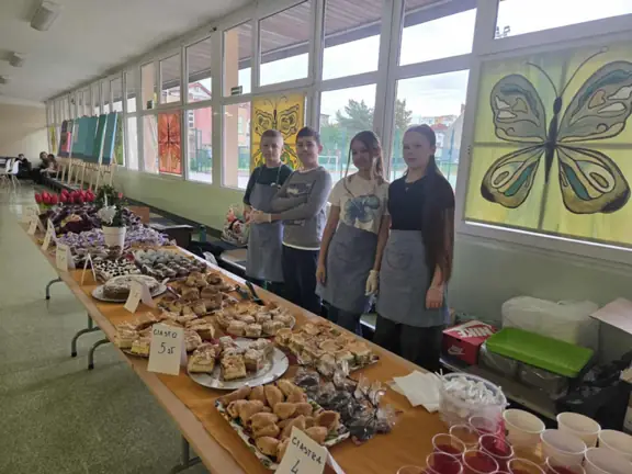 Szkolny Kiermasz dla Moniki Czerczak - zdjęcie 2