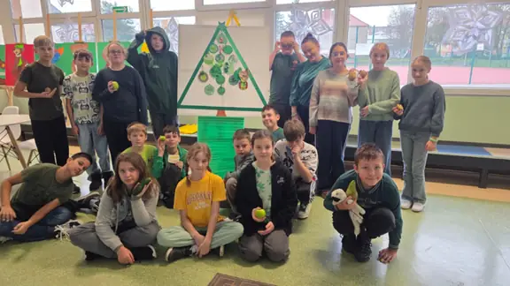 Uczniowie pozują przy choince