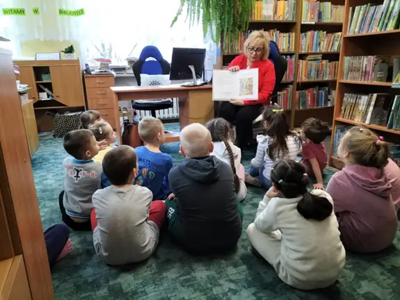 przedszkolaki-ogladaja-ilustracji-do-bajki-piekna-i-bestia--jpg