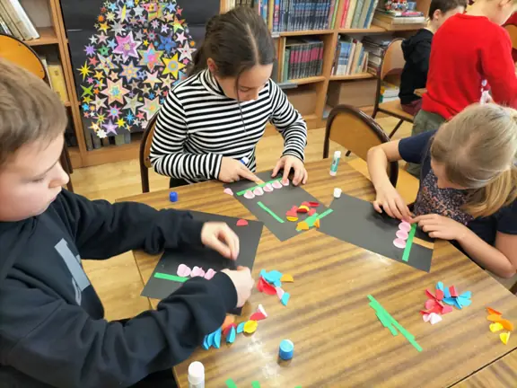 dzieci-z-kl-3b-przyklejaja-zlozone-kolka-na-kartce--jpg