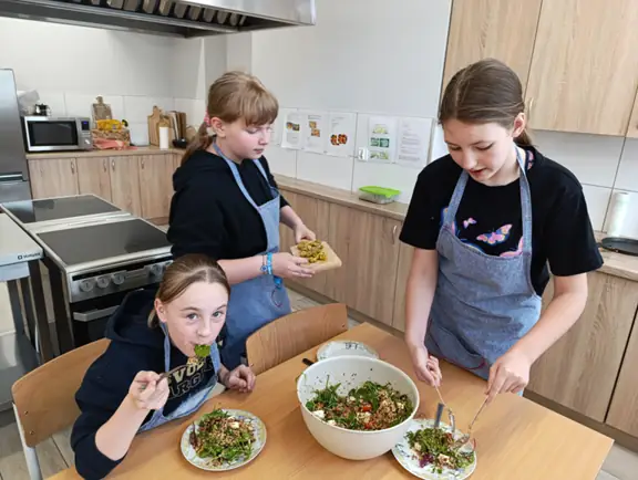 uczniowie próbują swoich potraw