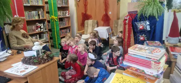 pani-bibliotekarka-czyta-dzieciom-z-kl--1a-basn-h-ch--andersena-choinka--jpg