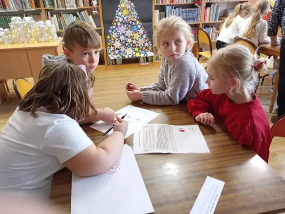 grupa-nr-3-z-kl--1a-rozwiazuje-rebus--jpg