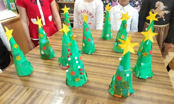 wystawa-choinek-wykonanych-przez-dzieci-z-gr--01--jpg