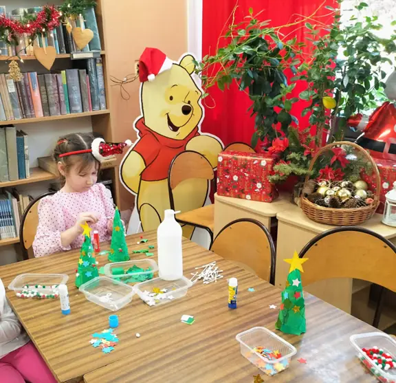 dziewczynka-ozdabia-choinke-kolorowymi-kuleczkami--jpg