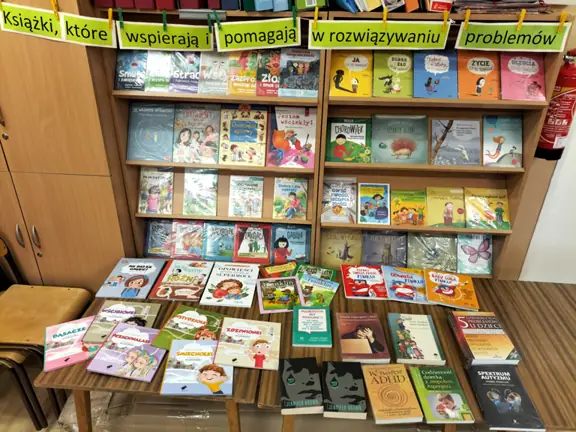 Wystawa książek w bibliotece.