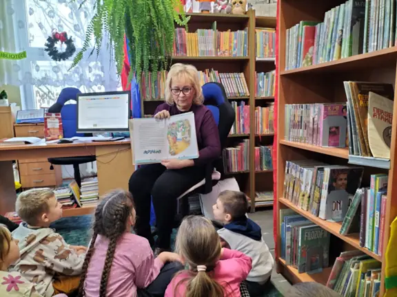 dzieci-ogladaja-ilustracje-z-basni-krolewna-sniezka-i-siedmiu-krasnoludkow--jpg