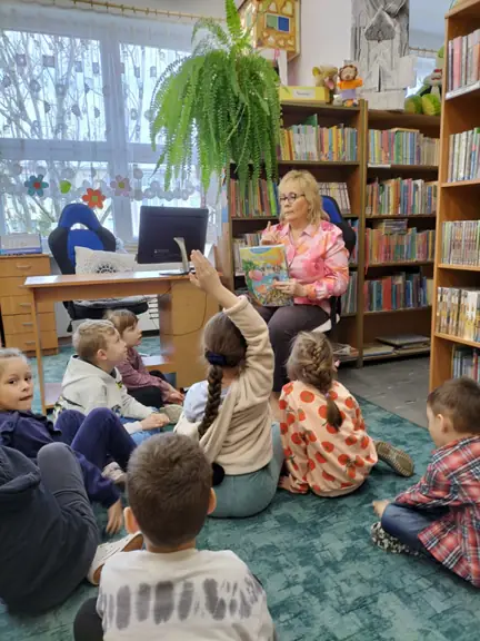 przedszkolaki-biora-udzial-w-rozmowie-po-wysluchaniu-basni-dzikie-labedzie--jpg