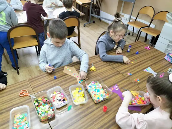 Uczniowie ozdabiają krawaty dla dziadków.