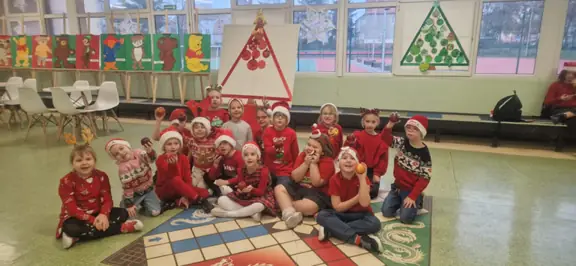 Uczniowie pozują przy choince