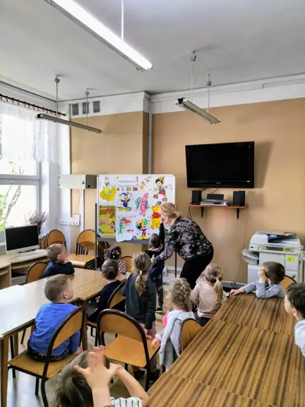 Chłopiec rozpoznał bohatera bajki i wskazuje go na tablicy.