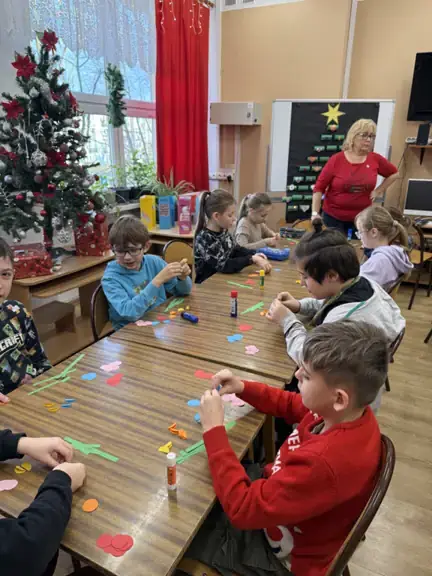 dzieci-z-kl--3b-zaginaja-kola-i-skladaja-na-polowy--jpeg