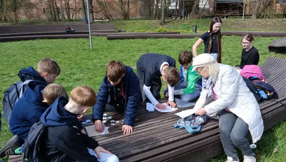 Grupa polsko-niemiecka układa puzzle przedstawiające herb Stargardu.