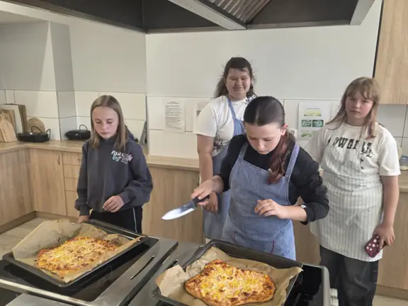 uczniowie przy pracy w kuchni