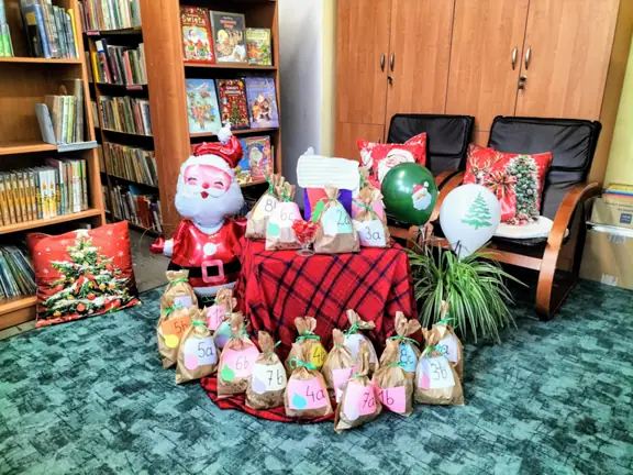 Paczuszki z ciasteczkami czekają w bibliotece na rozdanie dzieciom i pracownikom szkoły.