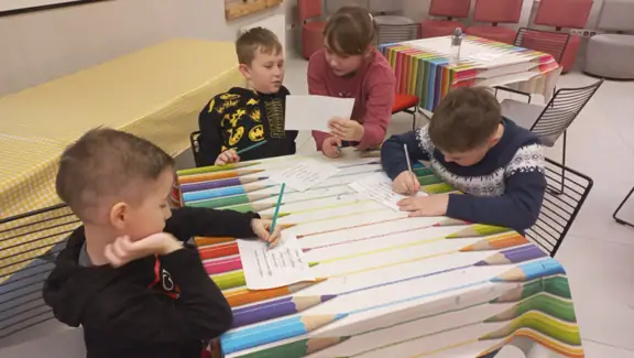 Dzieci rozwiązuja rebusy (2)