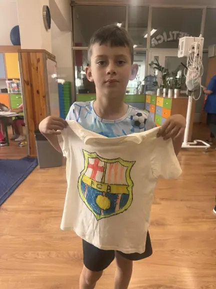 Uczeń prezentuje projekt swojej koszulki piłkarskiej