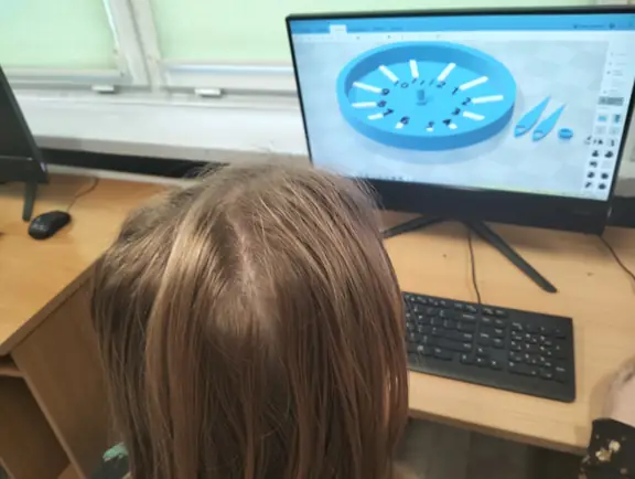 uczennica tworzy projekt 3D modelu zegara z ruchomymi wskazówkami