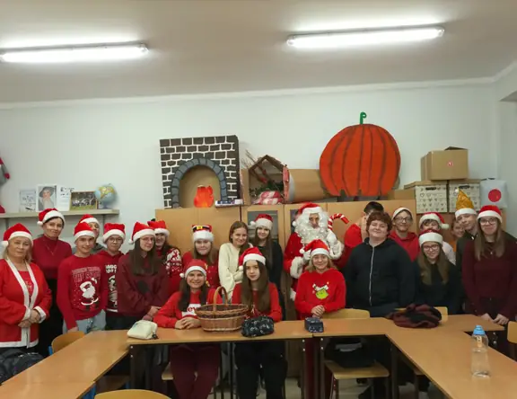 Pamiątkowe zdjęcie kl. VIIc z Mikołajem.