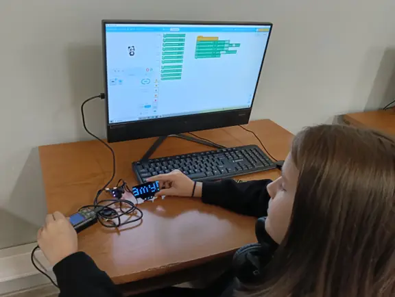 uczen-testuje-aplikacje-do-zapalania-niebieskich-diod-jpg