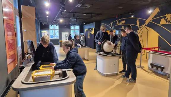 Uczniowie eksperymentują podczas wystawy