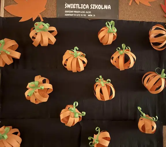 Dynie z papierowych pasków ozdabiające korytarz