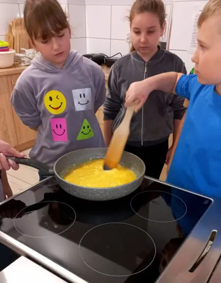 Uczniowie klasy 2a smażą jajecznicę