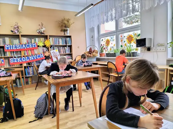 Dzieci czytają polecenia.