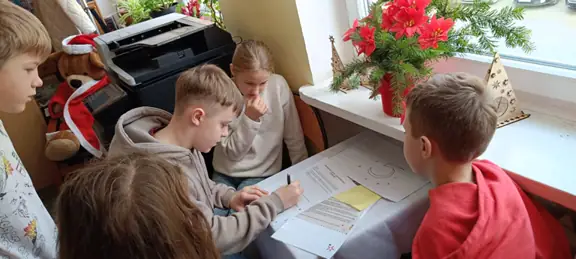 grupa-nr-2-z-kl--5b-wykonuje-zadanie-w-escape-roomie--jpg