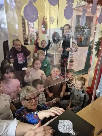 klasa-1b-oczekuje-na-otwarcie-sejfu-i-wyjecie-prezentow--jpg