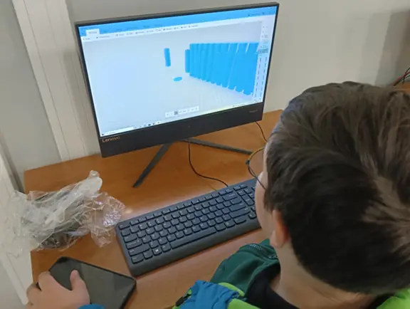 uczeń tworzy własny projekt 3D artefaktu z gry Minecraft