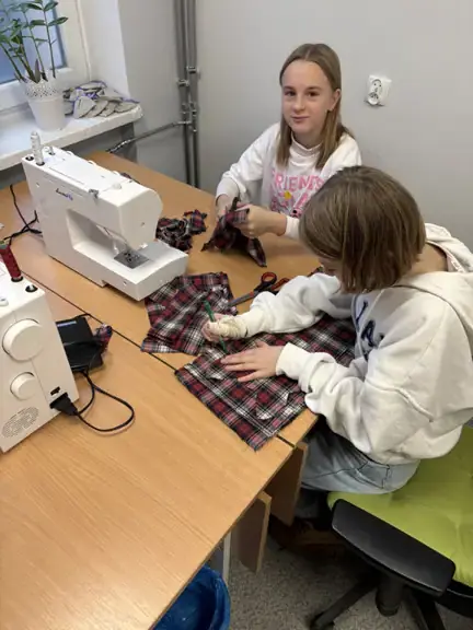 uczennice szyją na maszynie