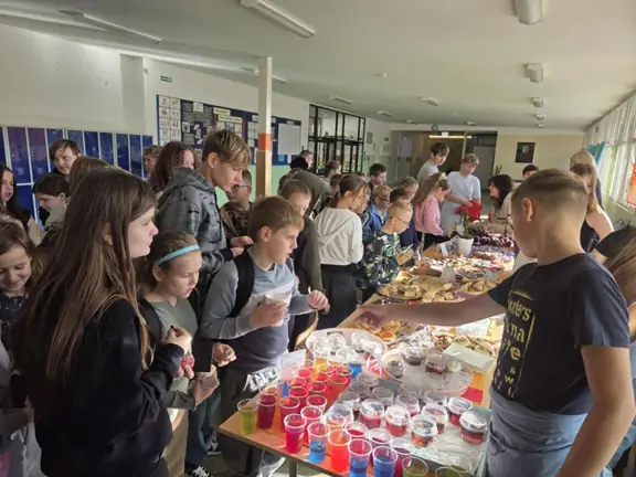 Szkolny Kiermasz dla Moniki Czerczak - zdjęcie 4