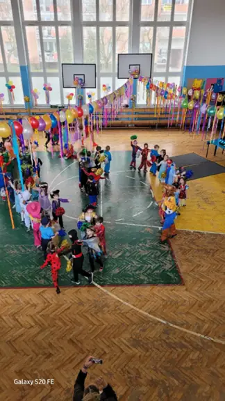 Przedszkolaki bawią się na balu w SP2.