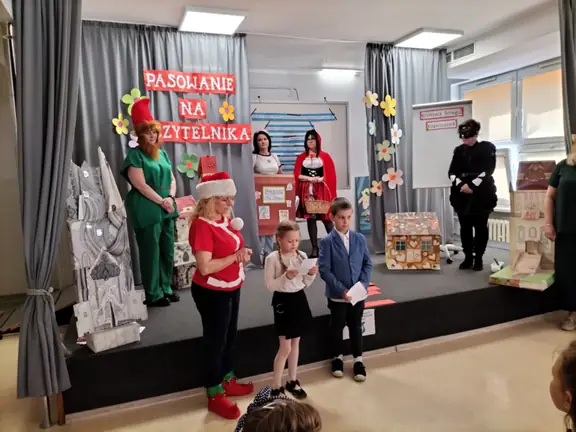 Uczennica z kl. Ib odczytuje bajkową zagadkę.