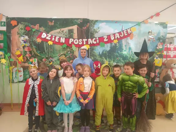 Dzień Postaci z Bajek - pamiątkowe zdjęcie klasy IIa.