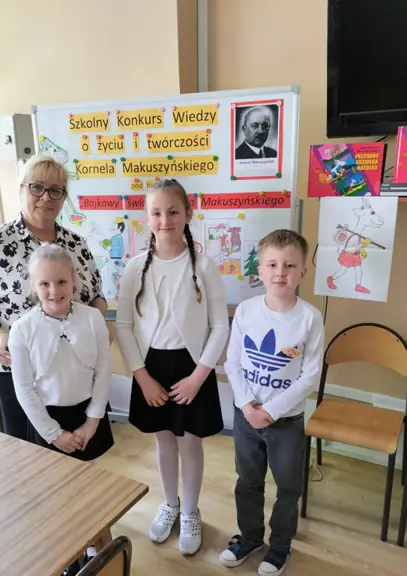 Uczestnicy Szkolnego Konkursu Wiedzy o życiu i twórczości Kornela Makuszyńskiego z p. bibliotekarką.
