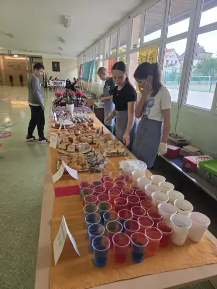 przygotowane potrawy na szkolnym kiermaszu