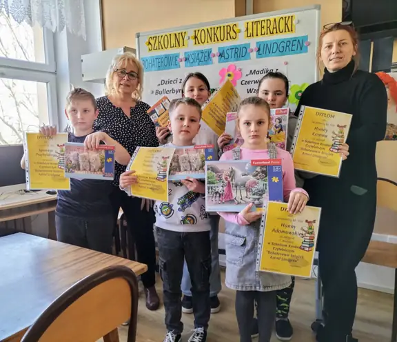 Wspólne zdjęcie uczestników Szkolnego Konkursu Czytelniczego z organizatorami.
