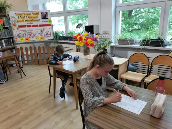 reprezentantki-z-kl--3b-wykonuja-zadania-konkursowe--jpg