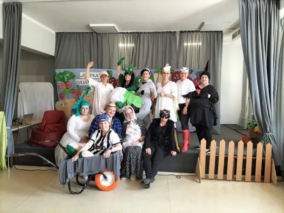 Pamiątkowe zdjęcie bohaterów Rzepki J. Tuwima.